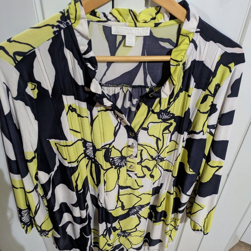 ~NWOT Beautiful Blouse with beautiful colors